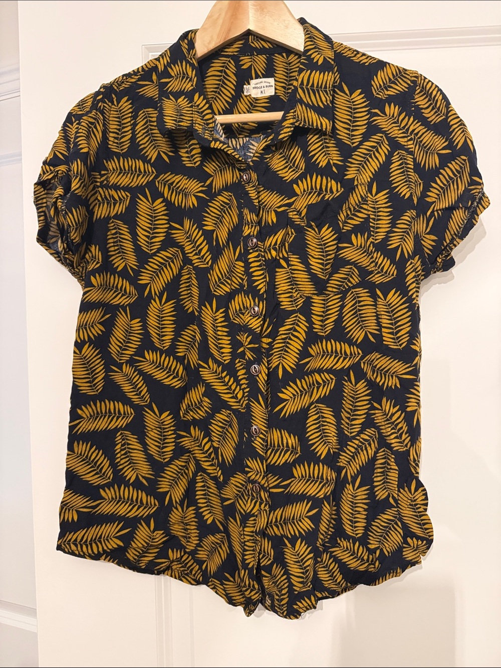 Bridge & Burn-Sleeve Cuffed Button-Down Shirt Blouse Fern Leaf Print M Medium